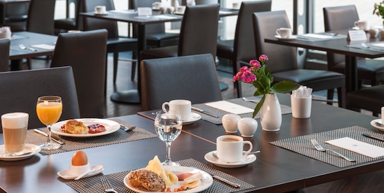 Dining Nh Düsseldorf City Dining Nh Düsseldorf City, Round Table Dinner Buffet Hours Düsseldorf